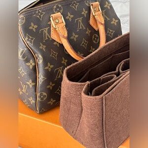 AUTHENTIC LOUIS VUITTON
Monogram Speedy 25